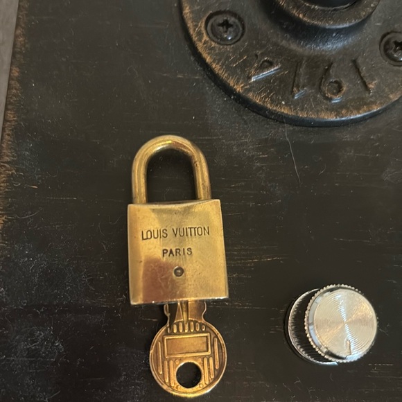Louis Vuitton # 223 Lock and Key - Picture 8 of 8